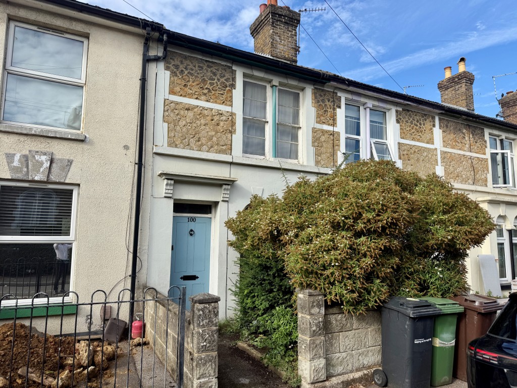 Lot: 161 - MID-TERRACE HOUSE FOR REFURBISHMENT - Mid terrace house